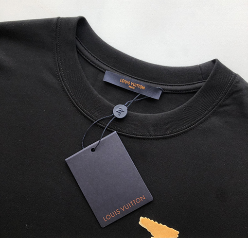 ルイヴィトンコピー  新しい発泡文字ロゴ半袖Tシャツ