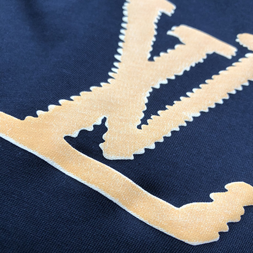 ルイヴィトンコピー  新しい発泡文字ロゴ半袖Tシャツ