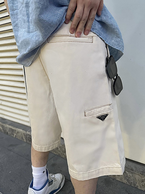 プラダ 三角マークのデニムパンツ