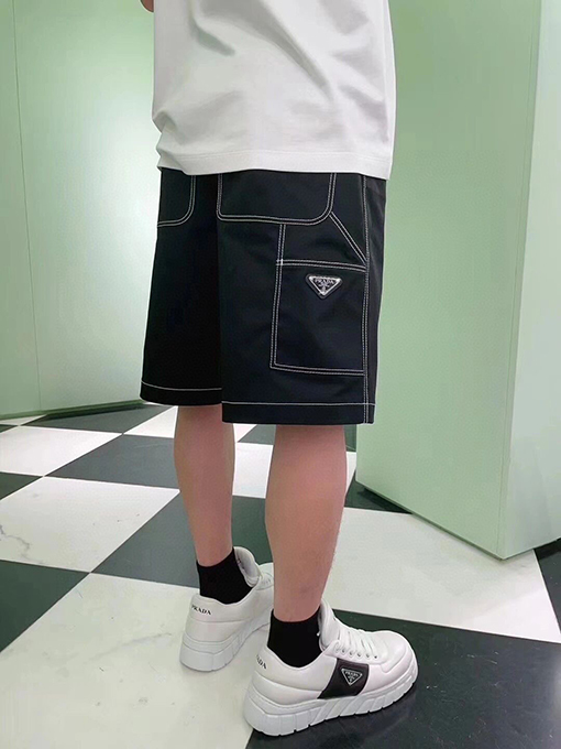 プラダスーパーコピー  三角マークのワークパンツ