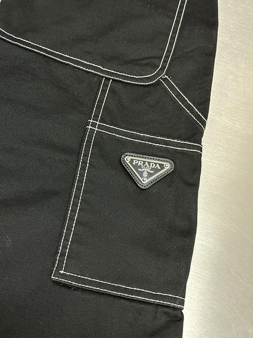 プラダスーパーコピー  三角マークのワークパンツ