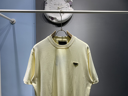 プラダ 半袖 Tシャツ コピー PRADA ホワイト カラー 三角 ロゴ プレート シンプル