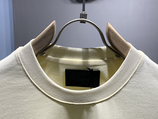 プラダ 半袖 Tシャツ コピー PRADA ホワイト カラー 三角 ロゴ プレート シンプル