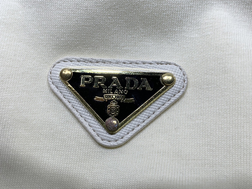 プラダ 半袖 Tシャツ コピー PRADA ホワイト カラー 三角 ロゴ プレート シンプル