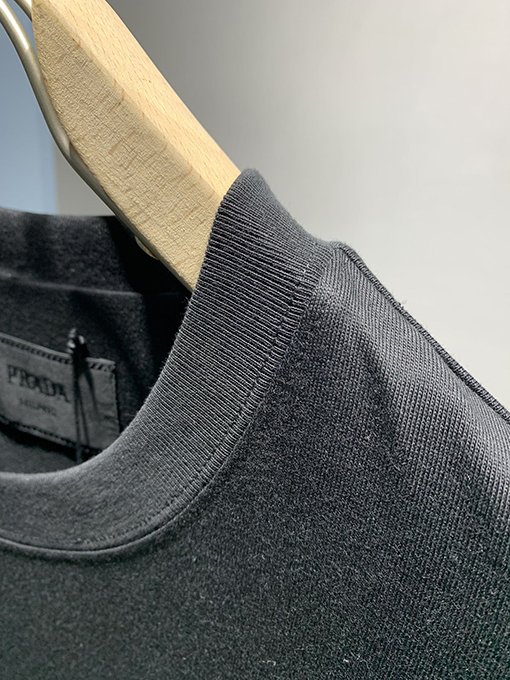 プラダ 半袖 Tシャツ コピー PRADA ホワイト カラー 三角 ロゴ プレート シンプル