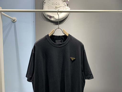 プラダ 半袖 Tシャツ コピー PRADA ホワイト カラー 三角 ロゴ プレート シンプル