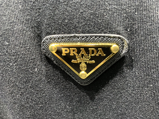プラダ 半袖 Tシャツ コピー PRADA ホワイト カラー 三角 ロゴ プレート シンプル