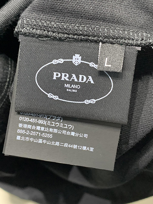 プラダ 半袖 Tシャツ コピー PRADA ホワイト カラー 三角 ロゴ プレート シンプル