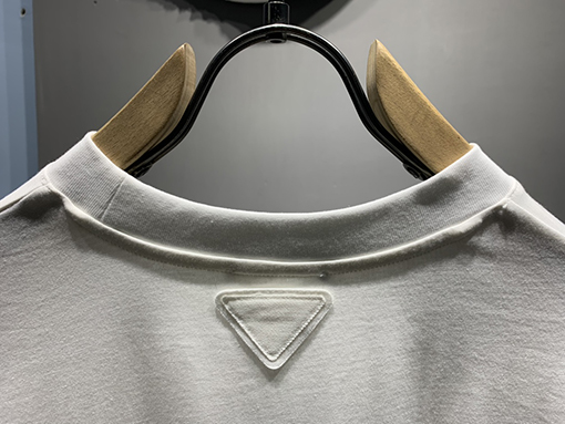 プラダ 新しいサヴォイノット刺繍半袖Tシャツ