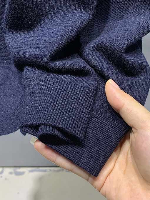 プラダ  新しいシルクと綿のブレンド、バックルレスポロシャツ