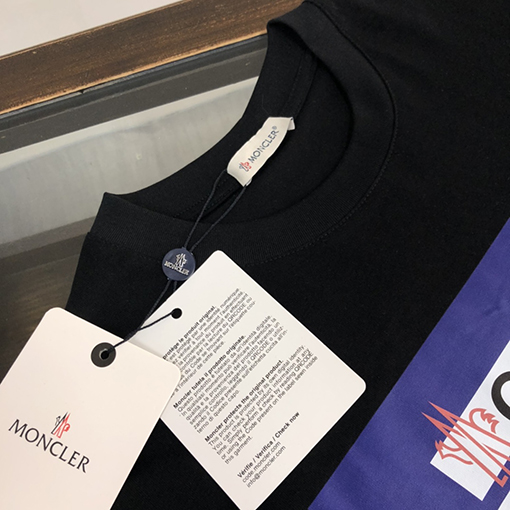 モンクレール 新しい胸の文字がプリントされた半袖Tシャツ