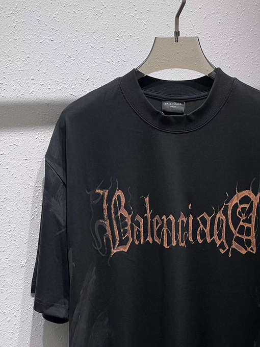 バレンシアガ サンスクリットロゴめ半袖Tシャツ