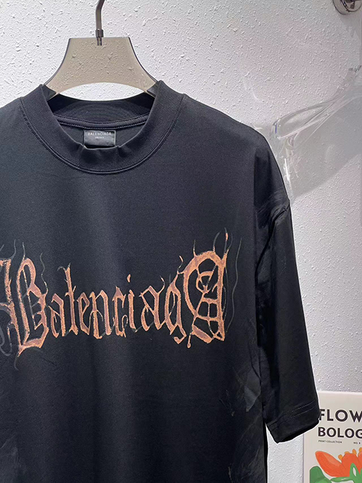バレンシアガ サンスクリットロゴめ半袖Tシャツ