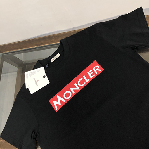 モンクレール 胸の文字がプリントされた半袖Tシャツ