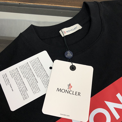 モンクレール 胸の文字がプリントされた半袖Tシャツ