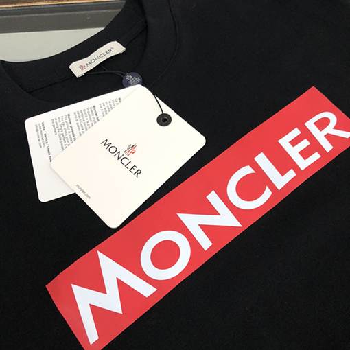 モンクレール 胸の文字がプリントされた半袖Tシャツ