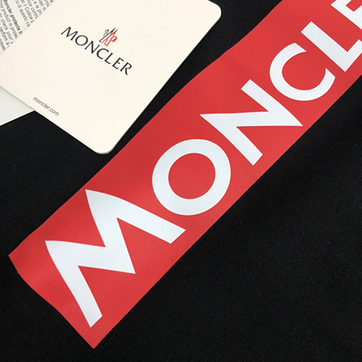 モンクレール 胸の文字がプリントされた半袖Tシャツ