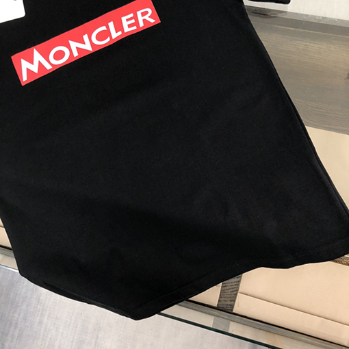 モンクレール 胸の文字がプリントされた半袖Tシャツ