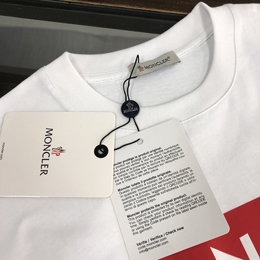 モンクレール 胸の文字がプリントされた半袖Tシャツ