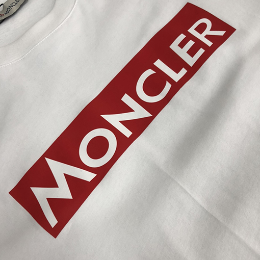 モンクレール 胸の文字がプリントされた半袖Tシャツ