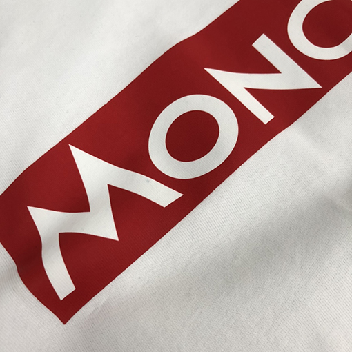 モンクレール 胸の文字がプリントされた半袖Tシャツ