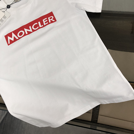 モンクレール 胸の文字がプリントされた半袖Tシャツ