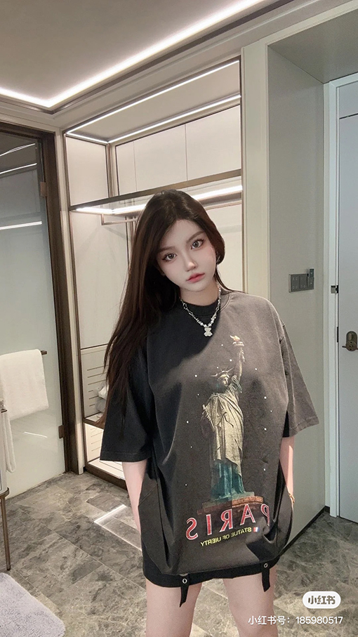 バレンシアガ  ショーモデルの プリント半袖Tシャツ