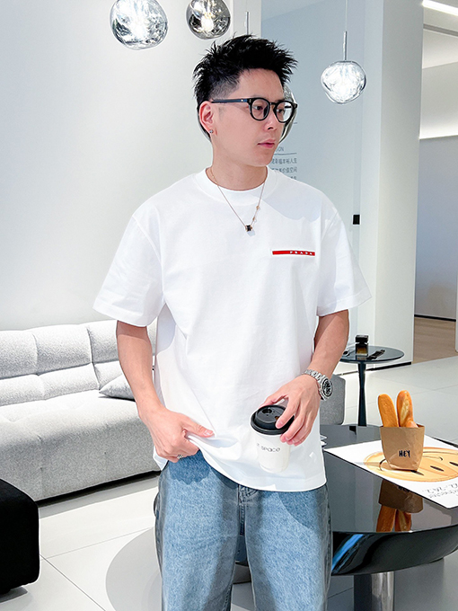 プラダ 胸に立体的な赤いゴムストリップの半袖Tシャツ