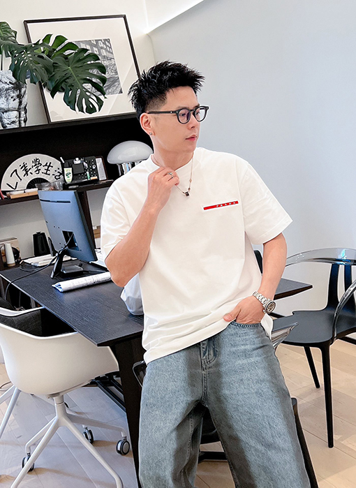 プラダ 胸に立体的な赤いゴムストリップの半袖Tシャツ