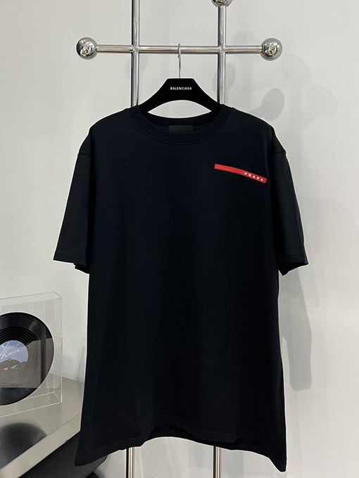 プラダ 胸に立体的な赤いゴムストリップの半袖Tシャツ
