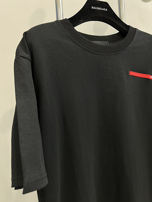 プラダ 胸に立体的な赤いゴムストリップの半袖Tシャツ