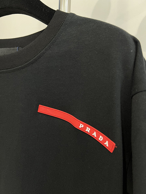 プラダ 胸に立体的な赤いゴムストリップの半袖Tシャツ