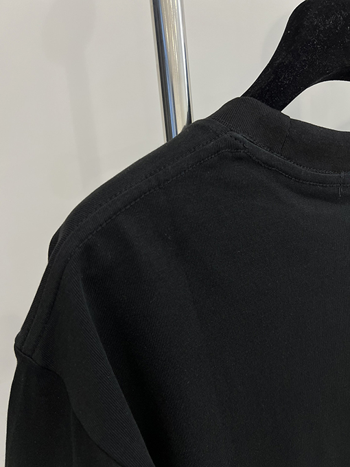 プラダ 胸に立体的な赤いゴムストリップの半袖Tシャツ