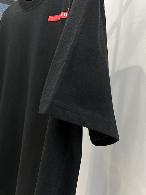 プラダ 胸に立体的な赤いゴムストリップの半袖Tシャツ