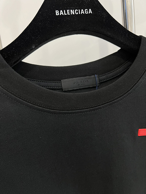 プラダ 胸に立体的な赤いゴムストリップの半袖Tシャツ