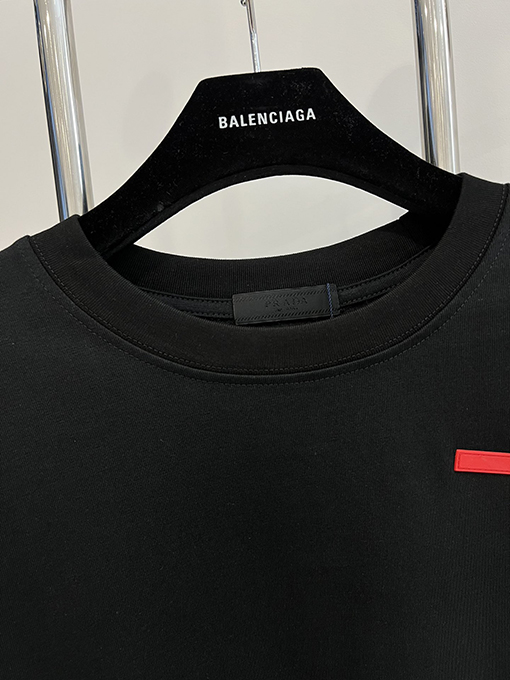 プラダ 胸に立体的な赤いゴムストリップの半袖Tシャツ