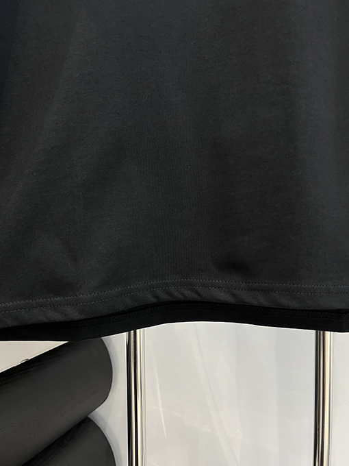 プラダ 胸に立体的な赤いゴムストリップの半袖Tシャツ