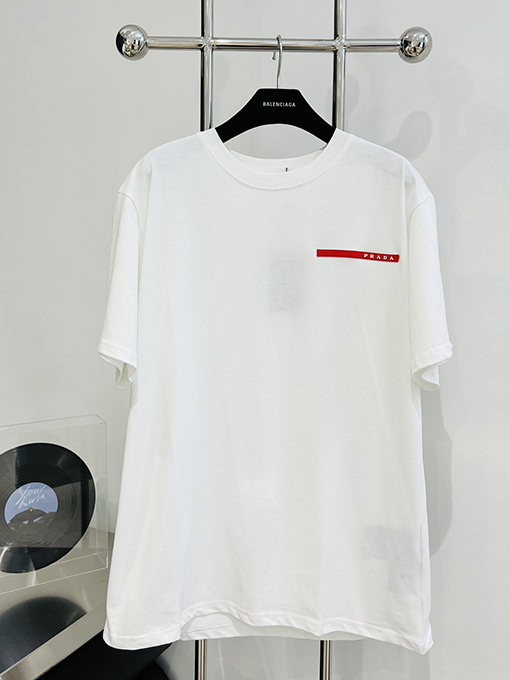 プラダ 胸に立体的な赤いゴムストリップの半袖Tシャツ