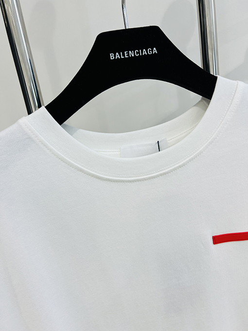 プラダ 胸に立体的な赤いゴムストリップの半袖Tシャツ