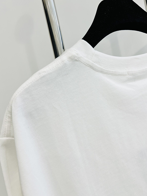 プラダ 胸に立体的な赤いゴムストリップの半袖Tシャツ