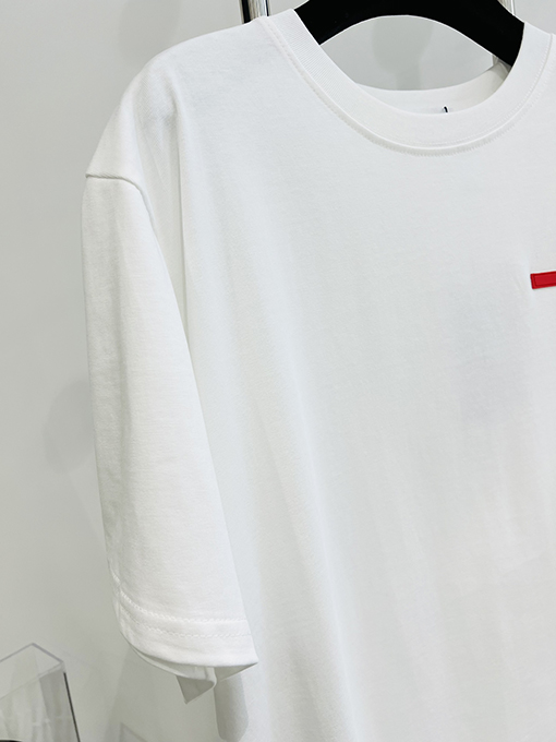 プラダ 胸に立体的な赤いゴムストリップの半袖Tシャツ