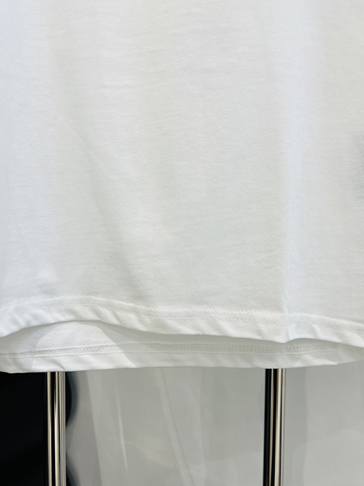 プラダ 胸に立体的な赤いゴムストリップの半袖Tシャツ