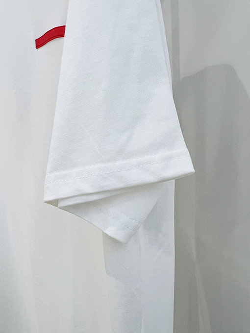 プラダ 胸に立体的な赤いゴムストリップの半袖Tシャツ