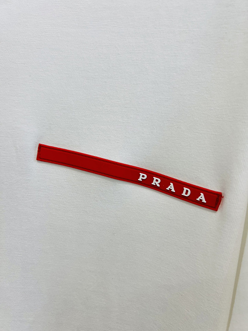 プラダ 胸に立体的な赤いゴムストリップの半袖Tシャツ