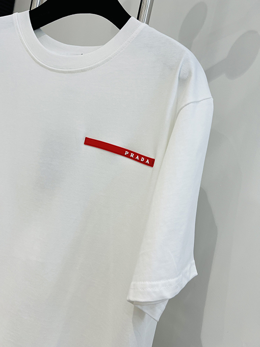 プラダ  胸に立体的な赤いゴムストリップの半袖Tシャツ