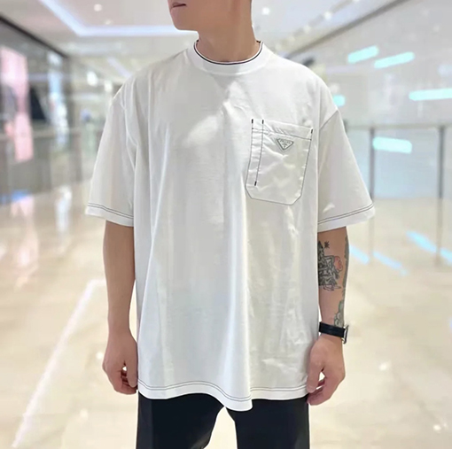 プラダコピー 新しい2色のポケットライン金属三角マーク半袖Tシャツ