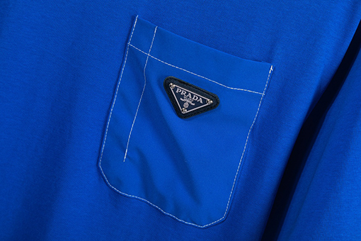 プラダコピー 新しい2色のポケットライン金属三角マーク半袖Tシャツ