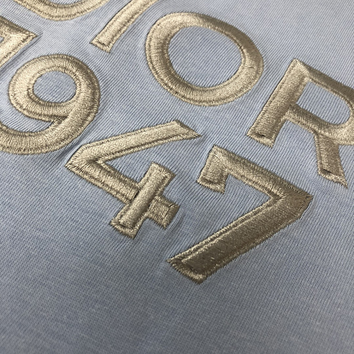 ディオール クラシックな刺繍文字ロゴ半袖Tシャツ
