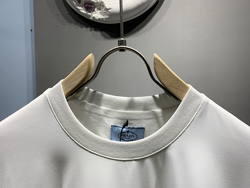 プラダ 新しい針織りステッチロゴ刺繍半袖Tシャツ