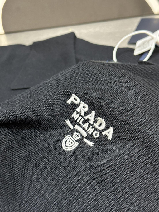 プラダ  刺繍ラペルポロ半袖Tシャツ